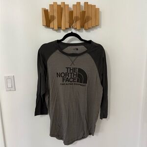 Men’s The North Face Black and Gray Standard Fit Shirt, Size M